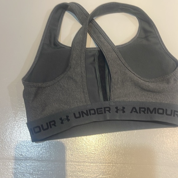 Under Armour crisscross bra with removable pads, size medium - Picture 2 of 4